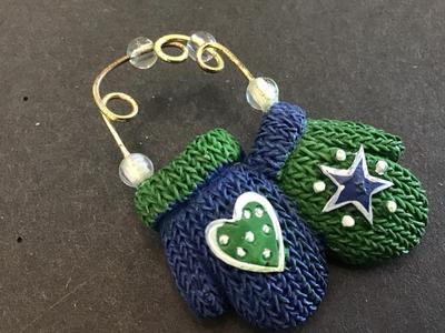 Holiday mitten pin