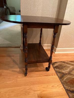 Drop leaf side table on wheels with removable tray