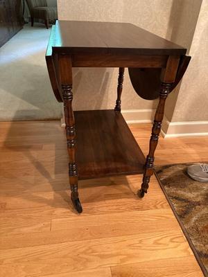 Drop leaf side table on wheels with removable tray