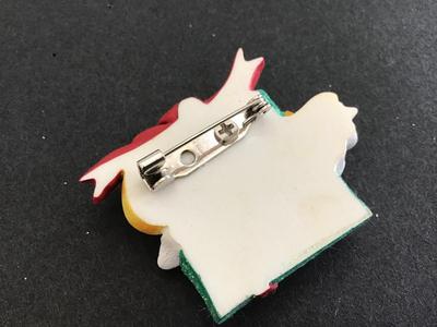 Kitty Present Brooch