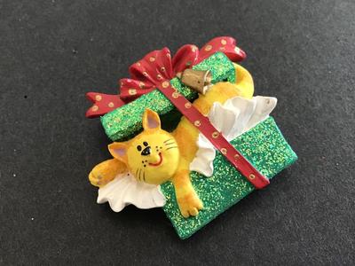 Kitty Present Brooch