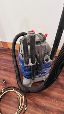 10 GALLON SHOP -VAC SUPER HAWKEYE AND EXTENSION CORDS