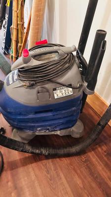 10 GALLON SHOP -VAC SUPER HAWKEYE AND EXTENSION CORDS
