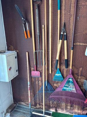 Rakes & yard tools
