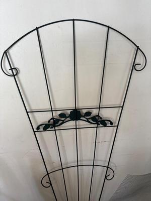 Scott’s fertilizer spreader, garden cart & trellis