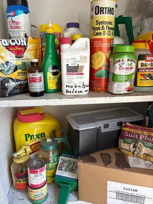 4 shelves of garden items