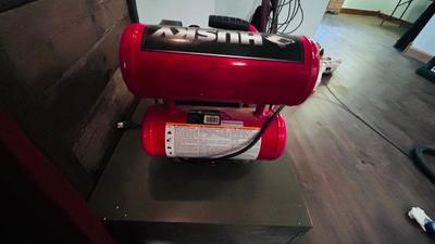 HUSKY 4 GALLON 125PSI MODEL: HL540200 LUBRICATED AIR COMPRESSOR AND ROLLING METAL CABINET