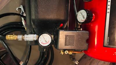 HUSKY 4 GALLON 125PSI MODEL: HL540200 LUBRICATED AIR COMPRESSOR AND ROLLING METAL CABINET