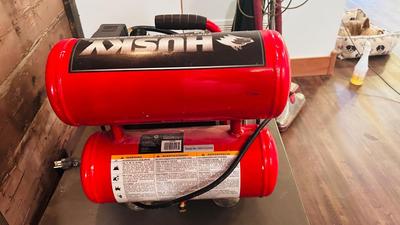 HUSKY 4 GALLON 125PSI MODEL: HL540200 LUBRICATED AIR COMPRESSOR AND ROLLING METAL CABINET