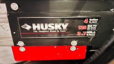 HUSKY 4 GALLON 125PSI MODEL: HL540200 LUBRICATED AIR COMPRESSOR AND ROLLING METAL CABINET
