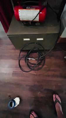 HUSKY 4 GALLON 125PSI MODEL: HL540200 LUBRICATED AIR COMPRESSOR AND ROLLING METAL CABINET