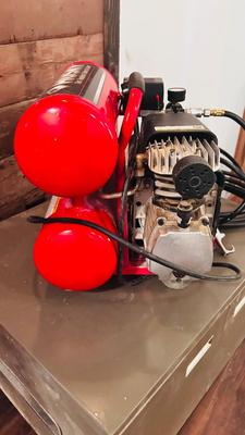 HUSKY 4 GALLON 125PSI MODEL: HL540200 LUBRICATED AIR COMPRESSOR AND ROLLING METAL CABINET