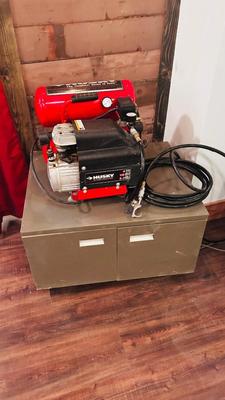 HUSKY 4 GALLON 125PSI MODEL: HL540200 LUBRICATED AIR COMPRESSOR AND ROLLING METAL CABINET