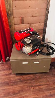 HUSKY 4 GALLON 125PSI MODEL: HL540200 LUBRICATED AIR COMPRESSOR AND ROLLING METAL CABINET