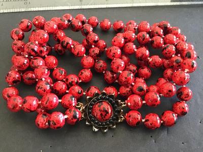 Beautiful Faux Beaded Vintage Necklace with Nice Clasp