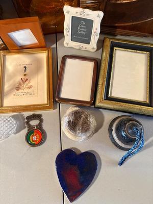 Sale Photo Thumbnail #644: Bento, vase, frames, nonworking electric mantle clock