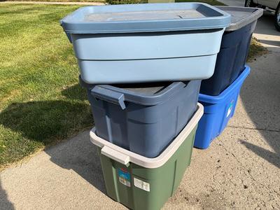 Rubbermaid Heavy duty totes 1 - 12gal, 1-14gal, 1-18gal, 2-25gal totes