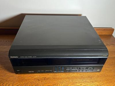 LOT 77D: Technics 60+1 CD Changer - SL-MC4