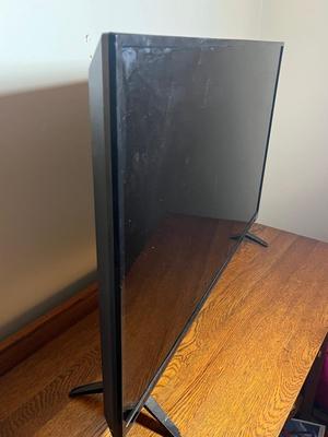 LOT 79L: Vizio 39" Flat Screen TV - D39hn-E0