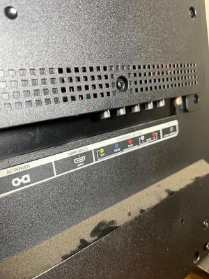 LOT 79L: Vizio 39" Flat Screen TV - D39hn-E0