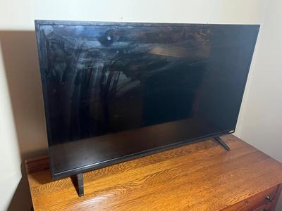 LOT 79L: Vizio 39" Flat Screen TV - D39hn-E0