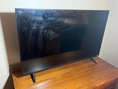 LOT 79L: Vizio 39" Flat Screen TV - D39hn-E0