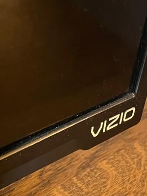 LOT 79L: Vizio 39" Flat Screen TV - D39hn-E0