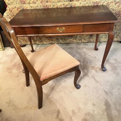 LOT 80L: Matching Desk and Chair Set