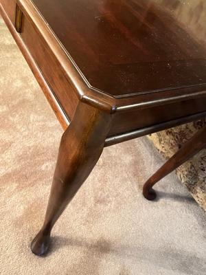 LOT 80L: Matching Desk and Chair Set