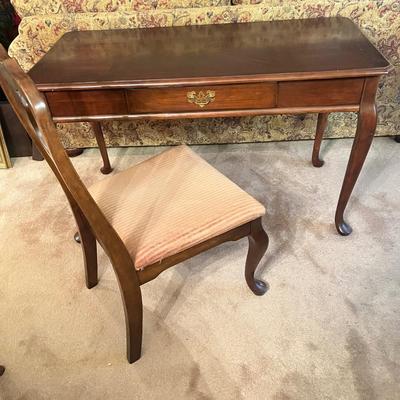 LOT 80L: Matching Desk and Chair Set