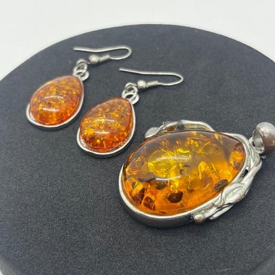 LOT 116J: Costume Amber Pendant and Pierced Earrings