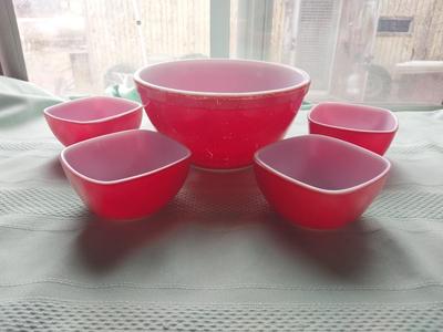 VINTAGE PYREX SERVING BOWL AND FOUR MATCHING RECTANGLER BOWLS