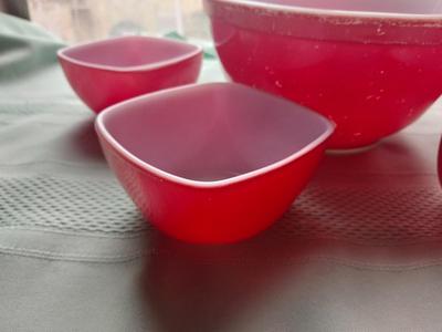 VINTAGE PYREX SERVING BOWL AND FOUR MATCHING RECTANGLER BOWLS