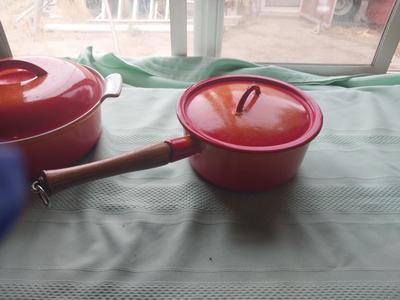 VINTAGE DESCOWARE POTS WITH LIDS