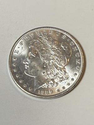 1889 UNCIRCULATED CONDITION MORGAN SILVER DOLLAR (COIN #6X4) AS PICTURED.