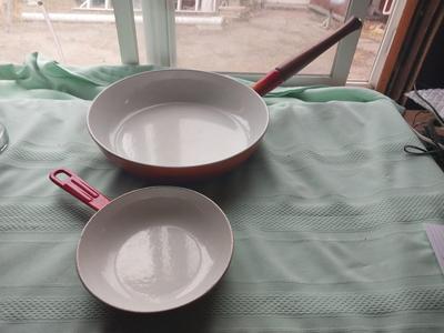 TWO VINTAGE DESCOWARE SKILLETS