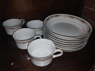 SIGNATURE COLLECTION FINE CHINA "QUEEN ANNE"