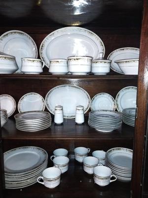 SIGNATURE COLLECTION FINE CHINA "QUEEN ANNE"