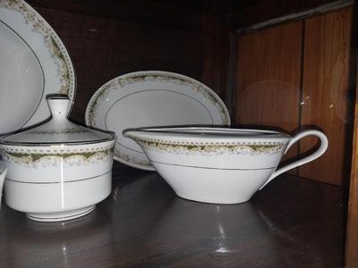 SIGNATURE COLLECTION FINE CHINA "QUEEN ANNE"