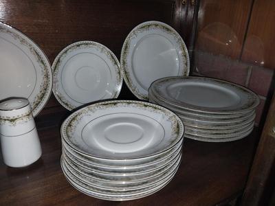 SIGNATURE COLLECTION FINE CHINA "QUEEN ANNE"