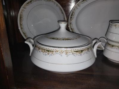SIGNATURE COLLECTION FINE CHINA "QUEEN ANNE"