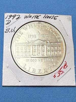 1992-D UNCIRCULATED CONDITION WHITE HOUSE SILVER DOLLAR AS PICTURED.