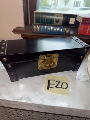 Sale Photo Thumbnail #107: E20-decor items and books
