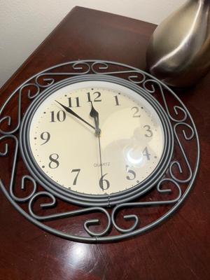 Sale Photo Thumbnail #172: MB9-end table, Lamp, Clock