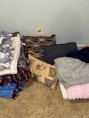 Sale Photo Thumbnail #302: LR9-blanket/throw lot