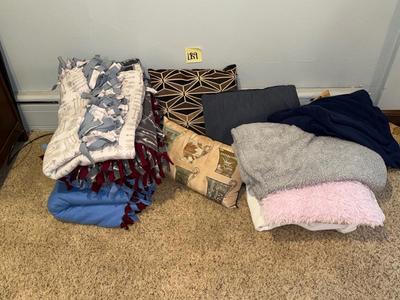 Sale Photo Thumbnail #299: LR9-blanket/throw lot