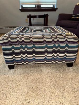Sale Photo Thumbnail #308: LR7-large storage ottoman

34 x 34 x 16
