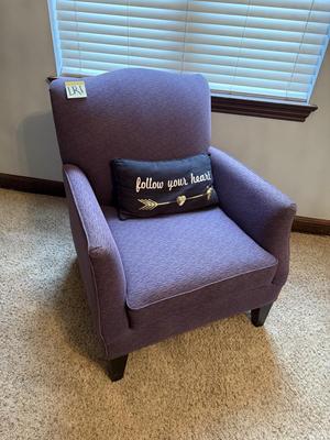 Sale Photo Thumbnail #324: LR1-armchair and pillow

Pillow is “pilly”