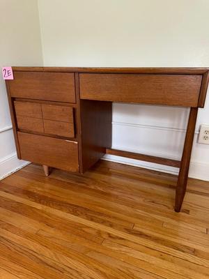 Sale Photo Thumbnail #412: 2E-Desk

46 x 19 x 30
