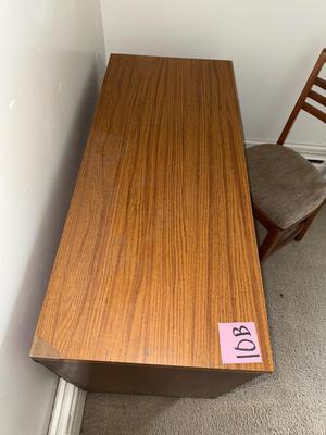 Sale Photo Thumbnail #528: 10B-  desk with chair

42” x 18” x 31”